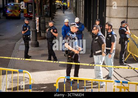 Mehrere Polizeibeamte während des Einsturzes des Gebäudes in Madrid am 7. Oktober 2025 in Madrid, Spanien. (Quelle: Miguel Escavias/Alfa Images/Alamy Live News) Stockfoto