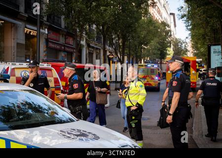 Baueinsturz in Madrid, Madrid, Spanien - 07. Oktober 2025 mehrere Polizeibeamte und SAMUR-Teamleiter während des Baueinsturzes in Madrid am 07. Oktober 2025 in Madrid, Spanien. Quelle: Miguel Escavias/Alfa Images Madrid Madrid Spanien Copyright: X x2025xMiguelxEscavias/AlfaxImagesx Stockfoto