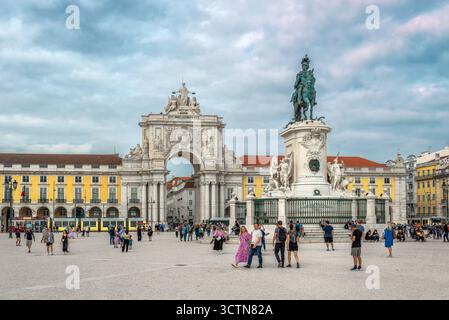 Prac do Comércio (Handelsplatz) mit der Statue von König José I. und Arco Triunfal da Rua Augusta in Lissabon, Portugal Stockfoto