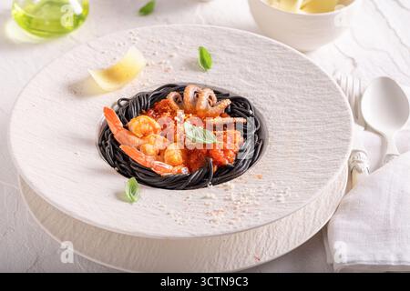 Professionelle Spaghetti Bolognese als kulinarische Kunst auf dem Teller. Spaghetti Bolognese mit exquisiter Dekoration. Stockfoto