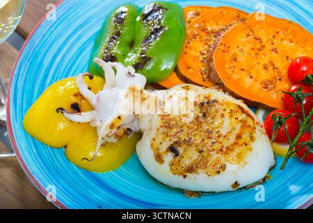 Sepia auf einem Grill mit bulgarischem Pfeffer und gekochtem Batat ist ein leckeres Gericht Stockfoto