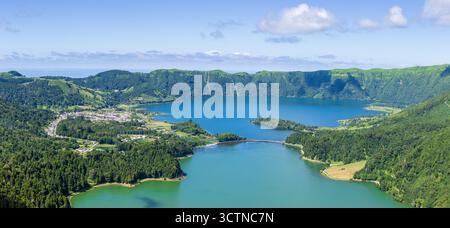 Panoramablick auf die Lagoa das Sete Cidades. Insel São Miguel, Azoren, Portugal Stockfoto