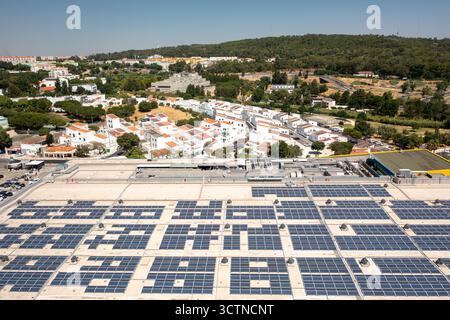 Drohnenaufnahme von Solarpaneelen, die auf dem Dach des Einkaufszentrums installiert sind, um Solarenergie für die Stromerzeugung zu nutzen, um eine nachhaltige und umweltfreundliche Entwicklung zu fördern Stockfoto