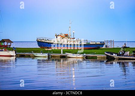 Das Fischerboot legte im Hafen von Mustvee am Ufer des Peipussees an, einem grenzübergreifenden See mit flachen Gewässern, der Estland und Russland trennt Stockfoto