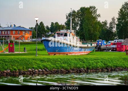 Das Fischerboot legte im Hafen von Mustvee am Ufer des Peipussees an, einem grenzübergreifenden See mit flachen Gewässern, der Estland und Russland trennt Stockfoto