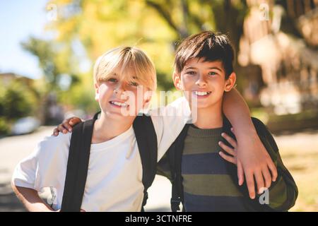 Zwei Kinder Freunde hängen auf dem Spielplatz ab Stockfoto