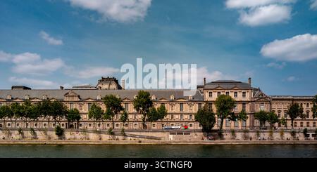 Die Fassade des Louvre-Museums entlang der seine in Paris an einem sonnigen Tag. Stockfoto