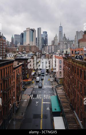 Urbane Straßenszene mit Wolkenkratzern und bewölktem Himmel. Stockfoto