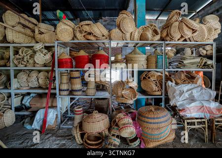 Traditioneller Markt mit Waren aus Rattan, Bambus und Palmblättern. Stockfoto