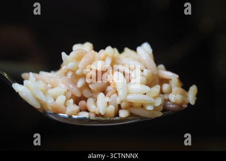 Köstlicher Löffel Reis, serviert aus nächster Nähe Stockfoto