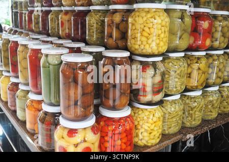 Bunte eingelegte Gemüsegläser auf dem Markt Stockfoto