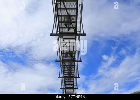 Der flache Blick auf Besucher, die auf der Tibetischen Brücke laufen, einer 603 m langen Hängebrücke aus Metall über 158 m tiefes Vall del Riu Tal, Canillo, Andorra Stockfoto