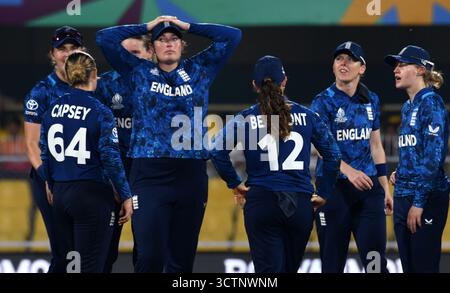 Guwahati, Guwahati, Indien. Oktober 2025. Englands Spieler beim ICC Women Cricket World Cup Spiel zwischen Bangladesch und England im ACA Stadion in Guwahati Indien am Dienstag, den 7. Oktober 2025.Foto-DASARATH DEKA (Foto: © Dasarath Deka/ZUMA Press Wire) NUR REDAKTIONELLE VERWENDUNG! Nicht für kommerzielle ZWECKE! Stockfoto