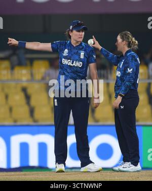 Guwahati, Guwahati, Indien. Oktober 2025. Englands Spieler beim ICC Women Cricket World Cup Spiel zwischen Bangladesch und England im ACA Stadion in Guwahati Indien am Dienstag, den 7. Oktober 2025.Foto-DASARATH DEKA (Foto: © Dasarath Deka/ZUMA Press Wire) NUR REDAKTIONELLE VERWENDUNG! Nicht für kommerzielle ZWECKE! Stockfoto