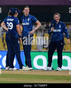 Guwahati, Guwahati, Indien. Oktober 2025. Englands Spieler beim ICC Women Cricket World Cup Spiel zwischen Bangladesch und England im ACA Stadion in Guwahati Indien am Dienstag, den 7. Oktober 2025.Foto-DASARATH DEKA (Foto: © Dasarath Deka/ZUMA Press Wire) NUR REDAKTIONELLE VERWENDUNG! Nicht für kommerzielle ZWECKE! Stockfoto