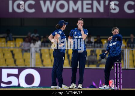 Guwahati, Guwahati, Indien. Oktober 2025. Englands Spieler beim ICC Women Cricket World Cup Spiel zwischen Bangladesch und England im ACA Stadion in Guwahati Indien am Dienstag, den 7. Oktober 2025. (Kreditbild: © Dasarath Deka/ZUMA Press Wire) NUR REDAKTIONELLE VERWENDUNG! Nicht für kommerzielle ZWECKE! Stockfoto