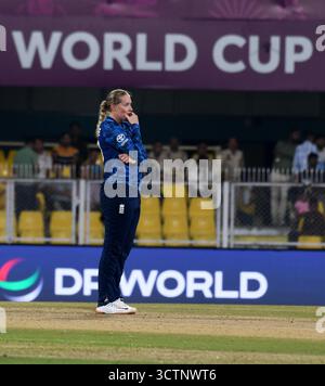 Guwahati, Guwahati, Indien. Oktober 2025. Die englische Spielerin Sophie Ecclestone reagierte am Dienstag, den 7. Oktober 2025 beim ICC-Cricket-Weltmeisterschaftsspiel der Frauen zwischen Bangladesch und England im ACA-Stadion in Guwahati Indien. (Kreditbild: © Dasarath Deka/ZUMA Press Wire) NUR REDAKTIONELLE VERWENDUNG! Nicht für kommerzielle ZWECKE! Stockfoto