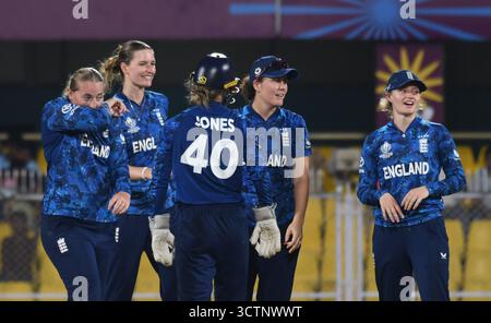 Guwahati, Guwahati, Indien. Oktober 2025. Englands Spieler beim ICC Women Cricket World Cup Spiel zwischen Bangladesch und England im ACA Stadion in Guwahati Indien am Dienstag, den 7. Oktober 2025. (Kreditbild: © Dasarath Deka/ZUMA Press Wire) NUR REDAKTIONELLE VERWENDUNG! Nicht für kommerzielle ZWECKE! Stockfoto