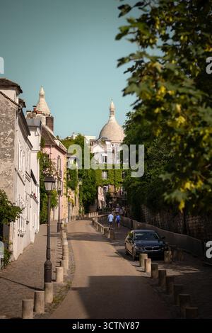 Ruhiger Nachmittag auf der Rue de l’Abreuvoir mit Blick auf Sacré-Cœur in Montmartre - Paris, Frankreich Stockfoto