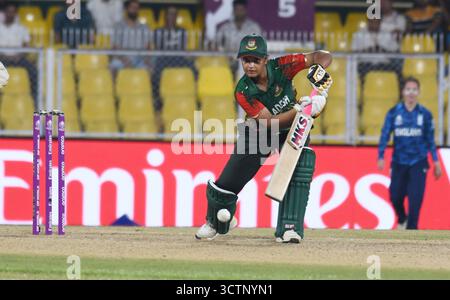 Guwahati, Guwahati, Indien. Oktober 2025. Der Bangladesche Batter Sobhana Mostary spielt beim ICC Women Cricket World Cup Spiel zwischen Bangladesch und England am Dienstag, den 7. Oktober 2025, im ACA-Stadion in Guwahati Indien einen Schuss. (Kreditbild: © Dasarath Deka/ZUMA Press Wire) NUR REDAKTIONELLE VERWENDUNG! Nicht für kommerzielle ZWECKE! Stockfoto