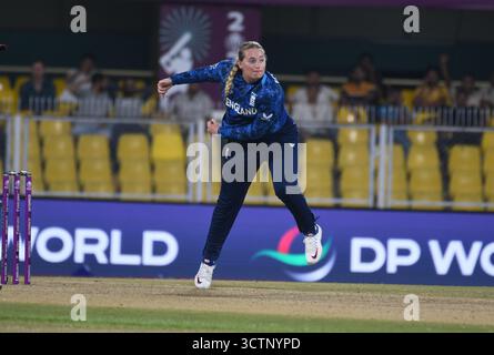 Guwahati, Guwahati, Indien. Oktober 2025. Die englische Spielerin Sophie Ecclestone Bowl beim ICC Women Cricket World Cup Spiel zwischen Bangladesch und England im ACA Stadion in Guwahati Indien am Dienstag, den 7. Oktober 2025. (Kreditbild: © Dasarath Deka/ZUMA Press Wire) NUR REDAKTIONELLE VERWENDUNG! Nicht für kommerzielle ZWECKE! Stockfoto