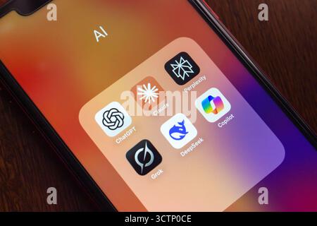Quito, ECUADOR - 6. Oktober 2025 : beliebte KI-Chatbot-Apps wie ChatGPT, Claude, Perplexity, Grok, DeepSeek und Copilot werden auf einem iPhone-Bildschirm angezeigt. Stockfoto