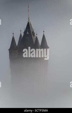 Hoher Winkel aus der Nähe des Hauptturms der Burg Cochem, der durch niedrige Wolken durchdringt, wobei der Rest der Burg weitgehend verborgen ist Stockfoto
