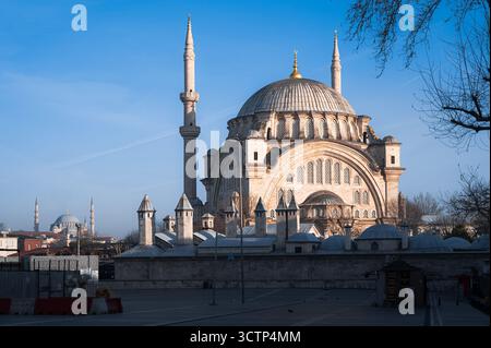 Die Gazi Atik Ali Pascha Moschee in Istanbul steht vor einem klaren blauen Morgenhimmel und hebt die Kuppeln und die elegante osmanische Architektur hervor. Stockfoto