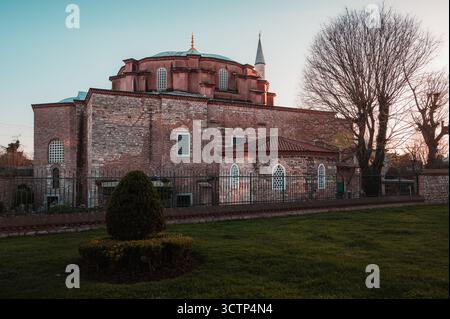 Die rosafarbene kleine Hagia Sophia leuchtet sanft im frühen Morgenlicht und hebt die historische byzantinische Architektur hervor Stockfoto