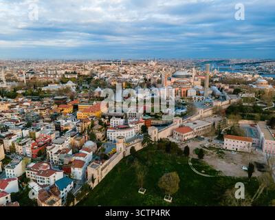Ein atemberaubender Blick aus der Vogelperspektive auf die Mauern des Topkapi-Palastes und die Hagia Sophia in Istanbul, Türkei, im warmen Morgenlicht. Stockfoto