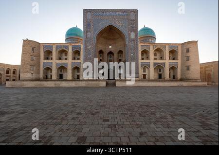 Rahmenfüllendes Niedrigwinkelbild der Miri-arabischen Madrassa in Buchara, Usbekistan, aufgenommen im sanften Licht des frühen morgens Stockfoto