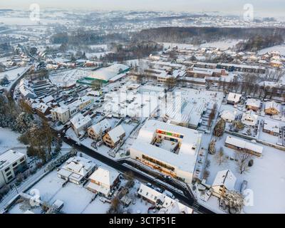 Luftaufnahme von Itterbeek, Belgien, mit Schnee bedeckt, Dächer, Straßen, und umliegende Felder, bedeckt mit weißem Schnee Stockfoto