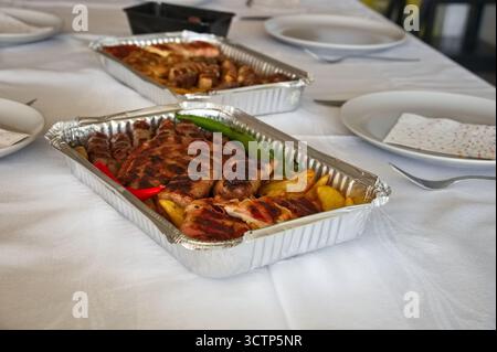 Nahaufnahme eines traditionellen gegrillten Fleischgerichts mit Gemüse auf dem Tisch Stockfoto