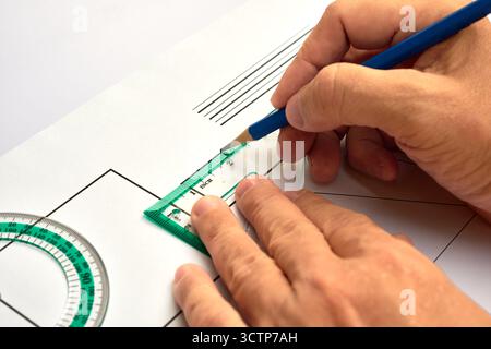 Eine Person zeichnet grundlegende geometrische Formen mit Präzisionswerkzeugen. Ein Konzept für Bildung, Ingenieurwesen, Design und akribische Planung. Hände eines des Stockfoto