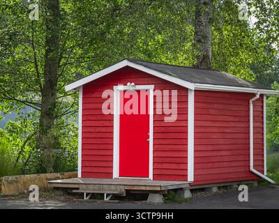 Warenlager, Lagerschuppen für Haushalt, Lager. Neues, modernes, rotes Schuppen-Modell im Hinterhof. Holzschuppen Lager für Lagerbestand, kleines Holzlager Stockfoto