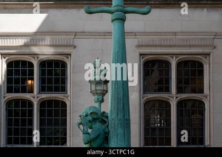 London, UK 10 Juli 2025 Nahaufnahme eines skurrilen Laternenpfahls und Fenster am 2 Temple Place, dem berühmten Adler House Neo-Tudor-Gebäude Stockfoto