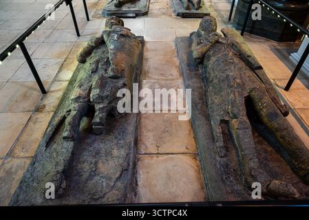 London, Großbritannien 10. Juli 2025 Gräber oder Gräber von Tempelrittern und Adligen in der historischen Temple Church Stockfoto