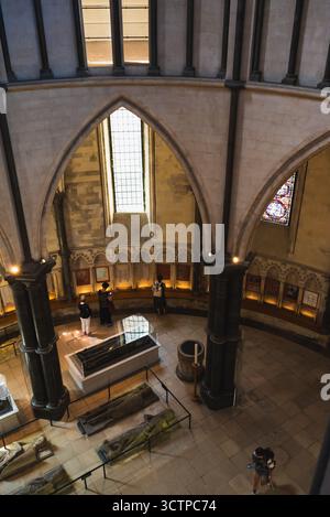 London, Großbritannien 10. Juli 2025 Gräber oder Gräber von Tempelnächten und Adligen in der historischen Temple Church Stockfoto