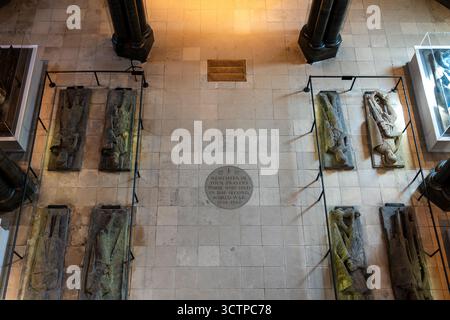 London, Großbritannien 10. Juli 2025 Gräber oder Gräber von Tempelrittern und Adligen in der historischen Temple Church, berühmt durch Dan Brown da Vinci Code Book Stockfoto