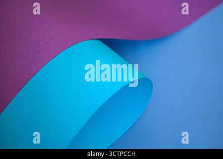 Abstrakte minimalistische Komposition von gewellten blauen und violetten Papierbögen. Nahaufnahme mit gewellten Papierbögen. Ein modernes und minimalistisches Design Stockfoto