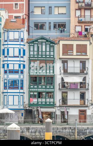 Traditionelle baskische Architektur mit bunten Fassaden, Nordspanien, geschlossene Balkone, typische Gebäude, Küstenstadt, Wohngebäude Stockfoto