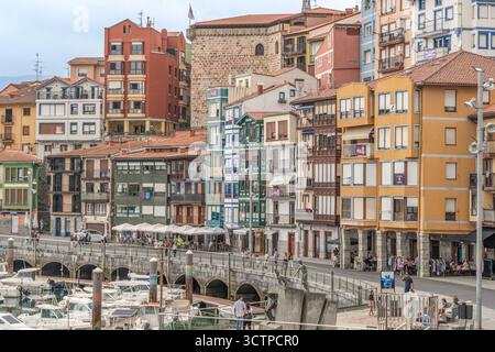 Gebäude und Uferpromenade in Bermeo, Baskenland Spanien, Fischerhafen mit Steinbrücke, Vizcaya, Küstenstadt, Boote, Touristen Stockfoto