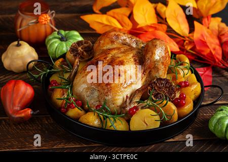 Abendessen mit gebratenem Hähnchen mit Kartoffeln und Cranberrie Stockfoto