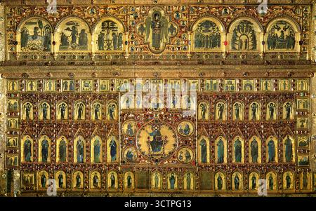 Pala d’Oro (italienisch: Goldene Platte) ist der Hochaltar der Basilika di San Marco in Venedig (und auf Italienisch bezieht sich er auf andere goldene Altarbonfrontalen anderswo). Es ist allgemein als eines der raffiniertesten und vollendetsten Werke byzantinischer Emaille anerkannt, wobei sowohl die Vorder- als auch die Rückseite verziert sind. Stockfoto