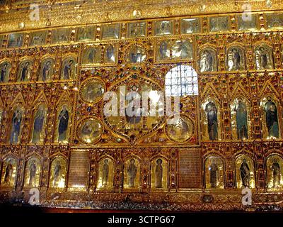Pala d’Oro (italienisch: Goldene Platte) ist der Hochaltar der Basilika di San Marco in Venedig (und auf Italienisch bezieht sich er auf andere goldene Altarbonfrontalen anderswo). Es ist allgemein als eines der raffiniertesten und vollendetsten Werke byzantinischer Emaille anerkannt. Stockfoto