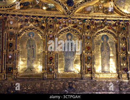 Pala d’Oro (italienisch: Goldene Platte) ist der Hochaltar der Basilika di San Marco in Venedig (und auf Italienisch bezieht sich er auf andere goldene Altarbonfrontalen anderswo). Es gilt als eines der raffiniertesten und vollendetsten Werke byzantinischer Emaille, Detail Stockfoto