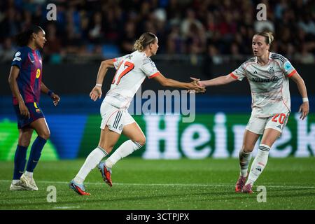 Barcelona, Spanien, 7. Oktober 2025. Klara Bühl feiert mit (20) Franziska Kett seine Punktzahl beim Women’s Champions League Spiel zwischen FC Barcelona und Bayern München am 7. Oktober 2025 im Johan Cruyff Stadium in Barcelona. Stockfoto