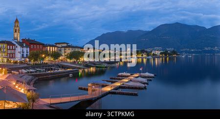 Ein breites 2:1-Panoramabild aus dem Dorf Ascona im Schweizer Kanton Tessin in der Südschweiz, ein Juwel am Lago Maggiore und eine wahre Parade Stockfoto