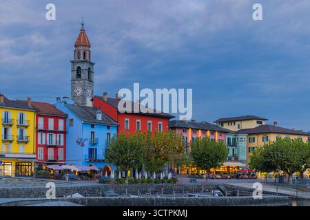 Das Dorf Ascona im Schweizer Kanton Tessin ist ein Juwel am Lago Maggiore und ein wahres Paradies mit seiner direkten Lage am See, Palmen, Th Stockfoto