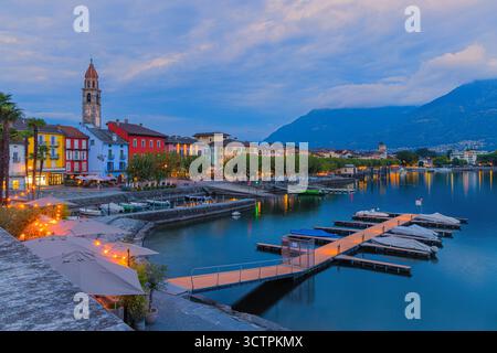 Das Dorf Ascona im Schweizer Kanton Tessin ist ein Juwel am Lago Maggiore und ein wahres Paradies mit seiner direkten Lage am See, Palmen, Th Stockfoto